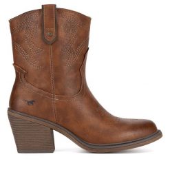 Kowbojki Mustang. Brązowe botki Mustang, bez wzorów, bez obcasa, na słupku, bez zapięcia. Za 279.99 zł.