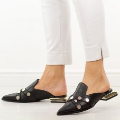 Czarne skórzane klapki damskie na obcasie mule DiA 3058. Czarne klapki DiA, bez wzorów, z jeansu, eleganckie, bez obcasa, na obcasie, bez zapięcia. W wyprzedaży za 333.52 zł.