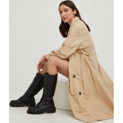 Answear Lab trencz damski kolor brązowy przejściowy. Brązowe płaszcze Answear Lab, l, bez wzorów, bez kaptura. Za 279.99 zł.