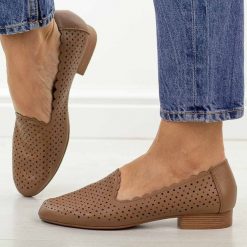 Brązowe skórzane półbuty damskie M.Daszyński Ol50-2. Brązowe półbuty wsuwane M.Daszyński, na lato, w ażurowe wzory, ze skóry, casualowe, z okrągłym noskiem, bez obcasa, na płaskiej podeszwie. Za 219.00 zł.