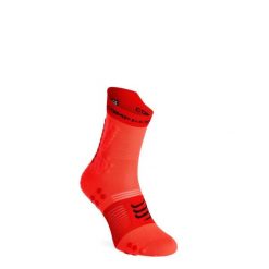 Skarpety biegowe Compressport Pro Racing Socks v4.0 Trail. Czerwone skarpetki Compressport, bez wzorów. Za 93.99 zł.