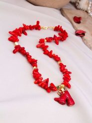 Pierres de Jade Pozłacany naszyjnik z elementami ozdobnymi - dł. 47 cm rozmiar: onesize. Czerwone naszyjniki Pierres de Jade, z materiału, z koralem, pozłacane. Za 86.99 zł.