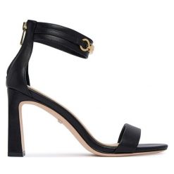 Sandały Marciano Guess. Czarne sandały Marciano Guess, z aplikacjami, bez obcasa, na słupku, bez zapięcia. Za 989.99 zł.