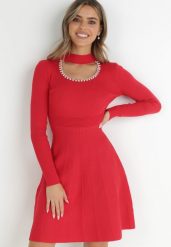 Czerwona Sukienka z Wycięciem przy Dekolcie z Cyrkoniami i Perłami Vari. Czerwone sukienki Born2be, na imprezę, bez wzorów, z dzianiny, eleganckie, bez kołnierzyka, bez ramiączek, mini, dopasowane. W wyprzedaży za 152.99 zł.
