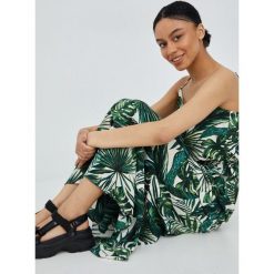 Only sukienka kolor zielony maxi rozkloszowana. Zielone sukienki ONLY, bez wzorów, z tkaniny, bez kołnierzyka, bez ramiączek, maxi, rozkloszowane. W wyprzedaży za 129.99 zł.