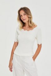 Dopasowany sweter biały. Białe swetry MOODO, l, bez wzorów, z poliamidu, bez ramiączek. Za 99.99 zł.