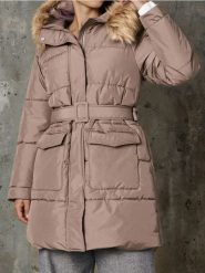 Pikowany płaszcz z kapturem - brązowy. Brązowe płaszcze Sinsay, l, bez wzorów, z kapturem. W wyprzedaży za 79.99 zł.