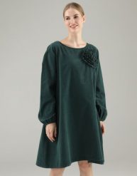 Zielona sukienka ze sztruksu. Zielone sukienki Unisono, z aplikacjami, z bawełny, bez kołnierzyka, bez ramiączek, rozkloszowane. Za 219.00 zł.