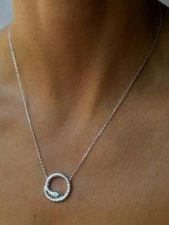 Les Petites Précieuses Srebrny naszyjnik z elementem ozdobnym - dł. 40 cm rozmiar: onesize. Szare naszyjniki Les Petites Précieuses, z materiału, z cyrkonią, srebrne. Za 165.99 zł.