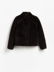 Kurtka z imitacji kożucha - ciemnobrązowy. Brązowe kurtki Reserved, l, bez wzorów, bez kaptura. Za 329.99 zł.