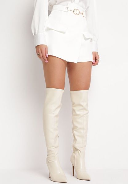 Białe Spódnico-Szorty z Metalową Ozdobą w Pasie i Wyższym Stanem Turula. Białe szorty Born2be, z aplikacjami. Za 39.99 zł.