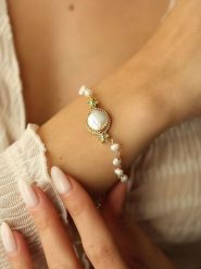 Pierres delicates Pozłacana bransoletka z perłami rozmiar: onesize. Białe bransoletki Pierres delicates, z perłą, pozłacane. Za 52.99 zł.