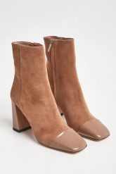 Botki zamszowe CUSTOMMADE. Botki Custommade, bez wzorów, z zamszu, bez obcasa, bez zapięcia. W wyprzedaży za 1,005.95 zł.