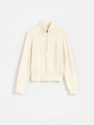 Sweter z zapięciem na zamek - kremowy. Białe swetry Reserved, l, bez wzorów, z dzianiny, bez ramiączek. Za 129.99 zł.