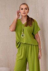 Komplet z naszyjnikiem bluzka + spodnie kiwi. Bluzki KESI, l, z aplikacjami, z dresówki, biznesowe, bez kołnierzyka, plus size, bez ramiączek. Za 229.98 zł.