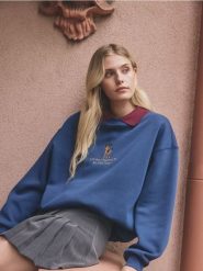 Bluza z ozdobnym haftem - granatowy. Niebieskie bluzy bez kaptura Reserved, l, bez wzorów, z bawełny, bez kaptura. Za 99.99 zł.