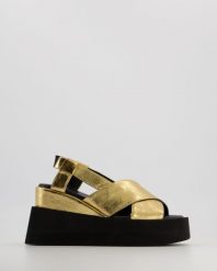SANDAŁY NA KOTURNIE 23443 GOLD. Sandały Venezia, bez wzorów, ze skóry, bez obcasa, na koturnie, bez zapięcia. Za 349.00 zł.