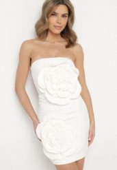 Biała Sukienka z Dekoltem Bandeau Ozdobiona Kwiatami 3D Desarea. Białe sukienki Born2be, na imprezę, s, z aplikacjami, eleganckie, bez kołnierzyka, bez ramiączek, mini. W wyprzedaży za 76.49 zł.