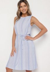 Niebieska Wiskozowa Sukienka Pudełkowa z Paskiem Ralamella. Niebieskie sukienki Born2be, na co dzień, l, bez wzorów, z jeansu, eleganckie, bez kołnierzyka, bez ramiączek, midi, proste. W wyprzedaży za 67.99 zł.