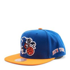 Czapka typu snapback New York Knicks HWC Team Origins. Niebieskie czapki z daszkiem Mitchell & Ness, bez wzorów, sportowe. Za 197.00 zł.