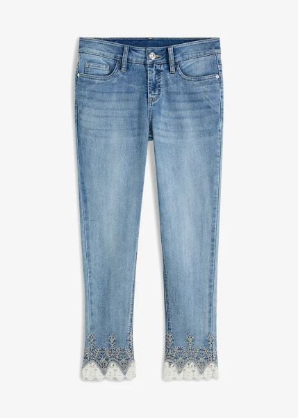 Jeansy skinny z koronką, cropped. Niebieskie jeansy bonprix, z aplikacjami, z jeansu. Za 169.99 zł.