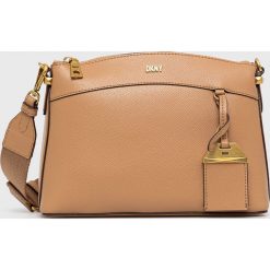 Dkny torebka skórzana R22ERS79 kolor brązowy. Brązowe listonoszki DKNY, bez wzorów, na ramię, bez dodatków. Za 1,129.90 zł.