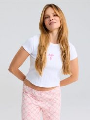 Bawełniana piżama dwuczęściowa z haftem Barbie - biały. Białe piżamy Sinsay, l, bez wzorów, z bawełny, bez kołnierzyka, bez ramiączek. Za 59.99 zł.