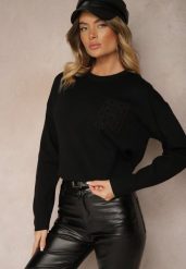 Czarny Pudełkowy Sweter Zdobiony Wzorzystą Kieszonką Zeanila. Czarne swetry Renee, z aplikacjami, casualowe, bez ramiączek. W wyprzedaży za 71.99 zł.
