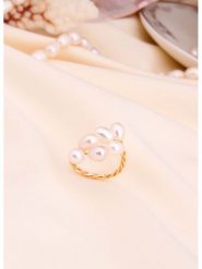 L'Atelier de Gaia Pozłacany pierścionek z perłami rozmiar: onesize. Białe pierścionki L'Atelier de Gaia, z perłą, pozłacane. Za 117.73 zł.