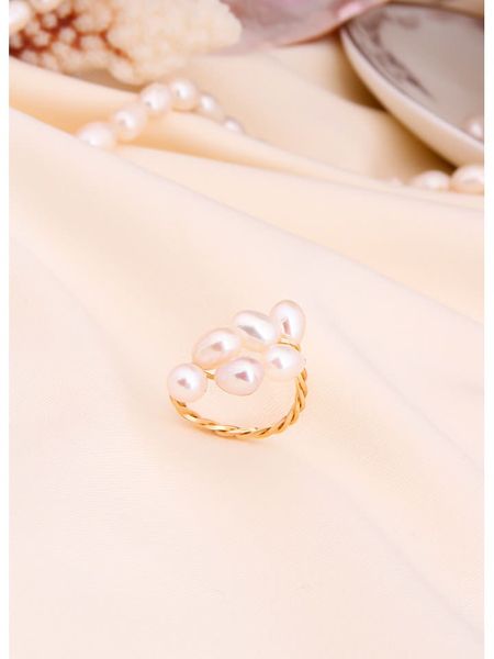 L'Atelier de Gaia Pozłacany pierścionek z perłami rozmiar: onesize. Białe pierścionki L'Atelier de Gaia, z perłą, pozłacane. Za 117.73 zł.