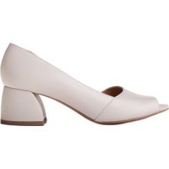 Marco Shoes Skórzane czółenka białe 1505P. Białe czółenka Marco Shoes, bez wzorów, bez obcasa, bez zapięcia. Za 269.00 zł.
