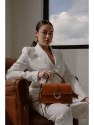 Christian Laurier Skórzana torebka "Katya" w kolorze jasnobrązowym - 25 x 14 x 8 cm rozmiar: onesize. Brązowe torebki klasyczne Christian Laurier, bez wzorów, z materiału, przez ramię, bez dodatków. Za 326.99 zł.