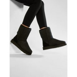 Śniegowce Ugg. Czarne śniegowce UGG, bez wzorów, bez zapięcia. Za 989.99 zł.