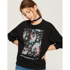Bluza z kolorową aplikacją - Czarny. Bluzy bez kaptura marki Sinsay. W wyprzedaży za 19.99 zł.