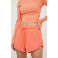 P.E Nation szorty treningowe Full Time damskie kolor pomarańczowy gładkie high waist. Brązowe szorty sportowe P.E Nation, bez wzorów, z włókna, z podwyższonym stanem. W wyprzedaży za 289.99 zł.