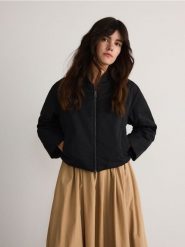 Krótka kurtka light padded - czarny. Czarne kurtki Reserved, l, bez wzorów, z tkaniny, bez kaptura. W wyprzedaży za 49.99 zł.