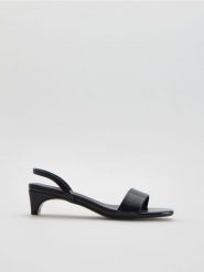 Sandały na obcasie - bordowy. Czerwone sandały Reserved, bez wzorów, ze skóry, bez obcasa, na obcasie, bez zapięcia. Za 149.99 zł.