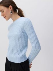 Sweter z ozdobnym splotem - jasnoniebieski. Niebieskie swetry Reserved, l, bez wzorów, z dzianiny, bez ramiączek. Za 99.99 zł.
