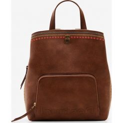 Desigual plecak damski kolor beżowy mały. Brązowe plecaki Desigual, bez wzorów, do ręki, bez dodatków. W wyprzedaży za 224.99 zł.