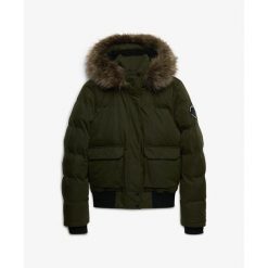 Damska kurtka puchowa Superdry Ella Everest. Zielone kurtki Superdry, na zimę, bez wzorów, z puchu, bez kaptura. Za 670.70 zł.