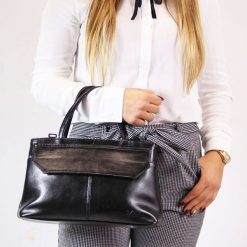 Torebka skórzana damska kuferek DAN-A T146 czarna. Czarne torebki klasyczne DAN-A, bez wzorów, ze skóry, eleganckie, bez dodatków. Za 299.99 zł.