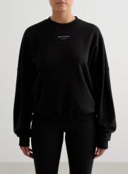 Damska bluza frotte, luźna, z okrągłym dekoltem Apparel Terry czarna. Czarne bluzy AIM'N, m, bez wzorów, z dzianiny, bez kaptura, na fitness i siłownię. Za 297.00 zł.