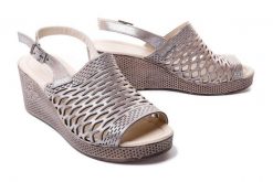LANQIER 46C0656 beżowy, sandały damskie. Brązowe sandały Lanqier, w ażurowe wzory, z gumy, bez obcasa, na koturnie, bez zapięcia. Za 209.90 zł.