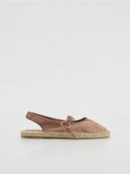 Zamszowe espadryle z wiązaniem - brązowy. Brązowe espadryle Reserved, bez wzorów, z zamszu, bez obcasa. Za 159.99 zł.