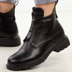 Czarne botki damskie Jezzi 2501-1. Czarne botki Jezzi, bez wzorów, z jeansu, biznesowe, z okrągłym noskiem, bez obcasa, na płaskiej podeszwie, bez zapięcia. Za 229.00 zł.