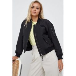 Pepe Jeans kurtka bomber damski kolor czarny przejściowa. Czarne kurtki Pepe Jeans, l, bez wzorów, z jeansu, bez kaptura. W wyprzedaży za 479.99 zł.