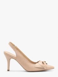 Czółenka typu slingback z kokardką PHOEBE. Brązowe czółenka Ryłko, bez wzorów, z gumy, bez obcasa, na szpilce, bez zapięcia. Za 399.99 zł.
