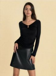 Wiskozowa bluzka z ozdobnymi marszczeniami - czarny. Czarne bluzki Sinsay, l, bez wzorów, z wiskozy, bez kołnierzyka, bez ramiączek. Za 29.99 zł.