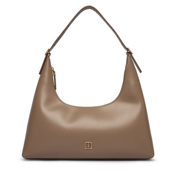 Torebka Calvin Klein. Brązowe torebki klasyczne Calvin Klein, bez wzorów, klasyczne, bez dodatków. Za 949.99 zł.