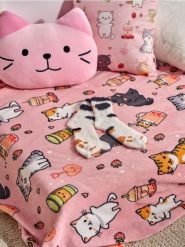 Zestaw: koc i skarpetki z motywem kotów - wielobarwny. Skarpetki Sinsay, bez wzorów. Za 35.99 zł.